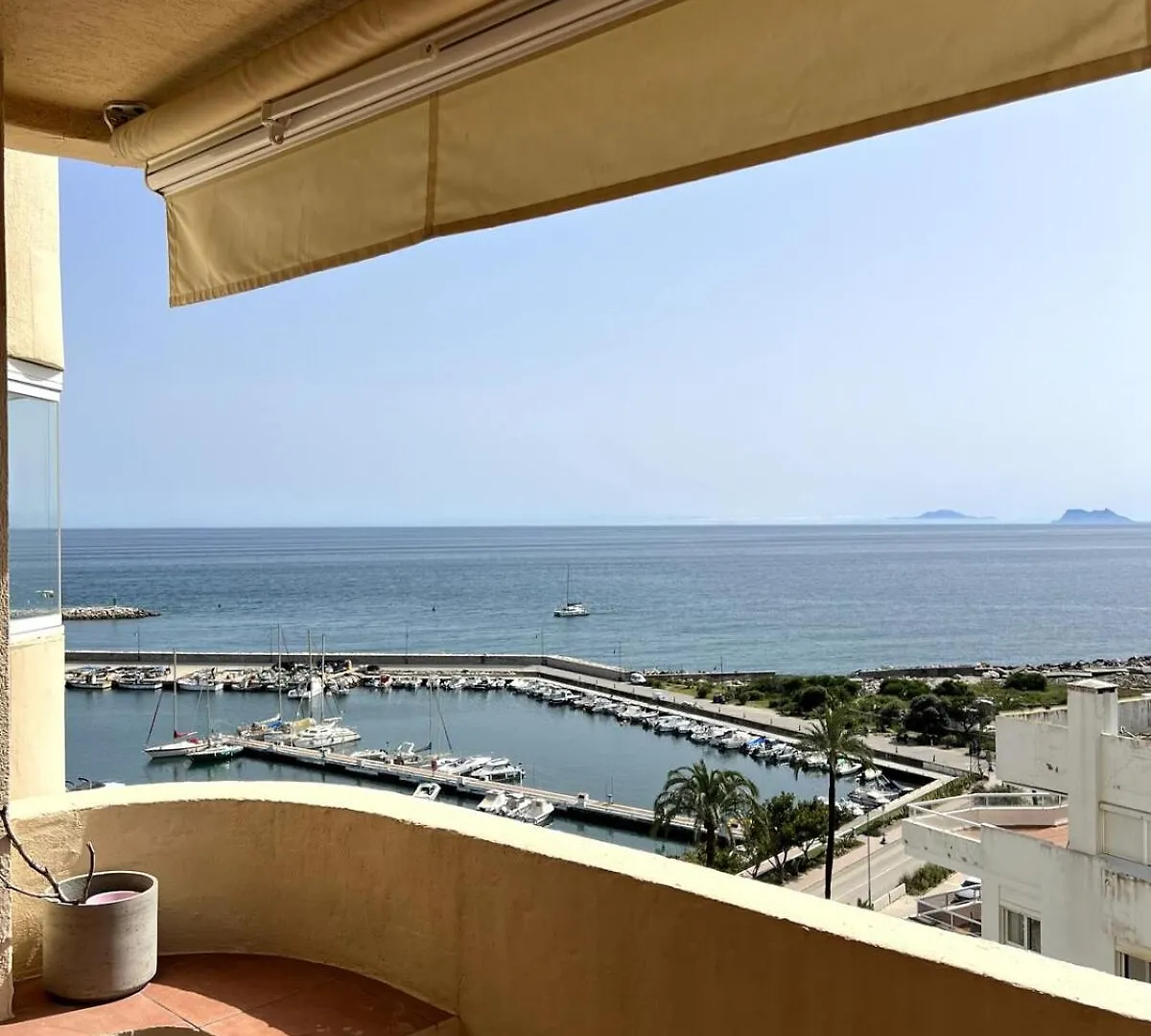 Cozy Retreat In Estepona Port Lägenhet